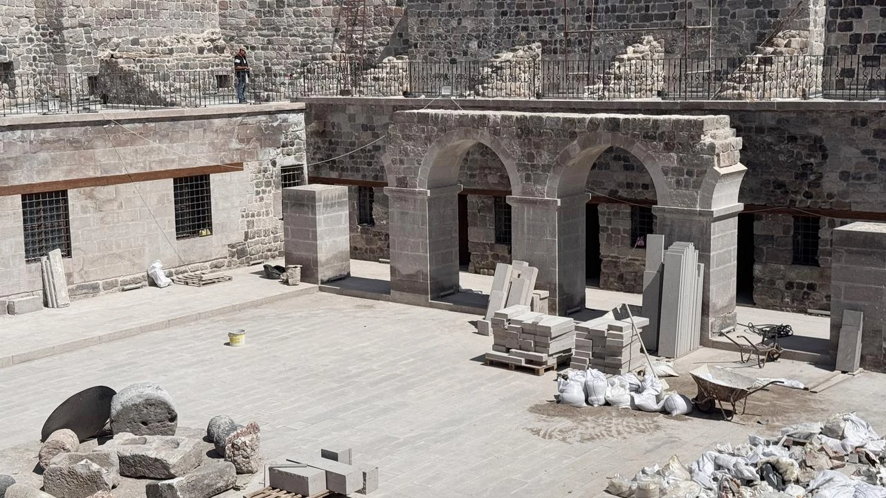 Inside view of the court of the 507-year-old Gon Han in Kayseri. (AA Photo)