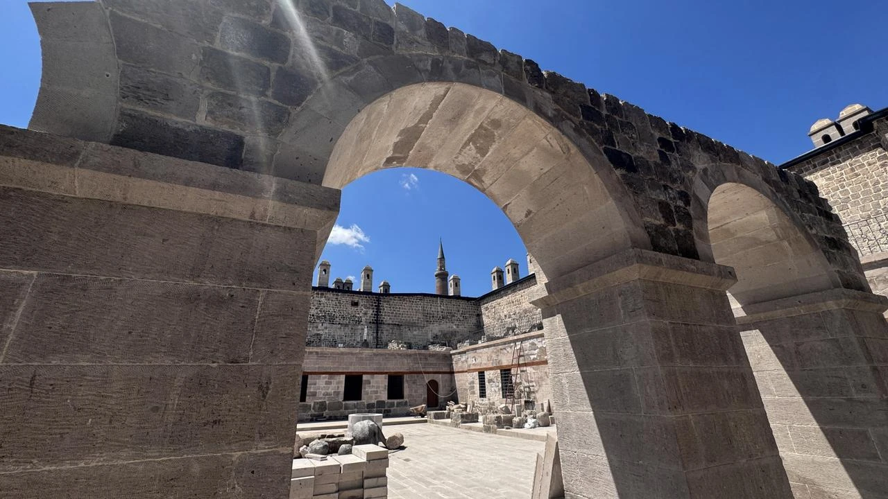 Inside view of the court of the 507-year-old Gon Han in Kayseri. (AA Photo)