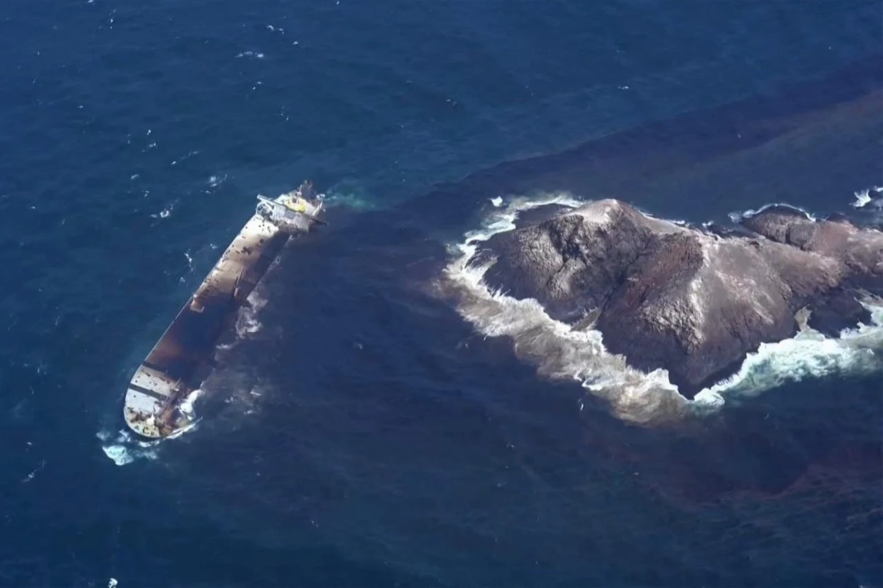 This image grab from aerial footage on August 14, 2026, shows an oil leak from the Russian tanker Caroline Bezengi, which ran aground near al-Qibliyah Island off the southern coast of Oman, several weeks after the vessel was abandoned following an explosion. (AFP Photo/OMAN TV/Handout)