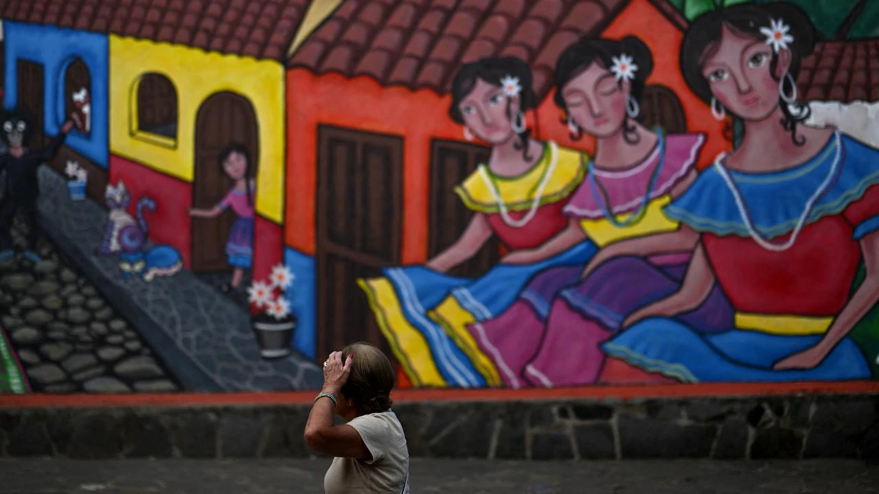 El Salvador's muralists reclaiming streets once ruled by gangs