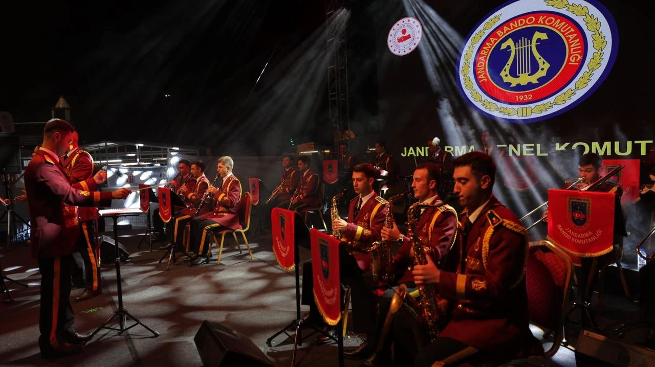 The General Command of the Gendarmerie Band giving concert as part of the “FUAR38” events organized by the Kocasinan Municipality in Kayseri. (AA Photo)