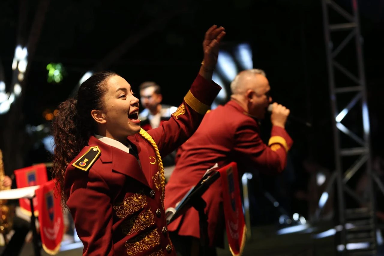 The General Command of the Gendarmerie Band giving concert as part of the “FUAR38” events organized by the Kocasinan Municipality in Kayseri. (AA Photo)
