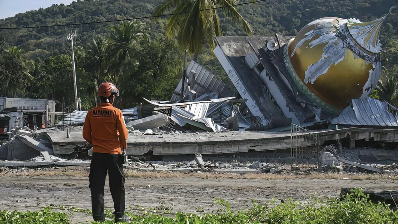 Indonesia declares emergency as quake death toll hits 68