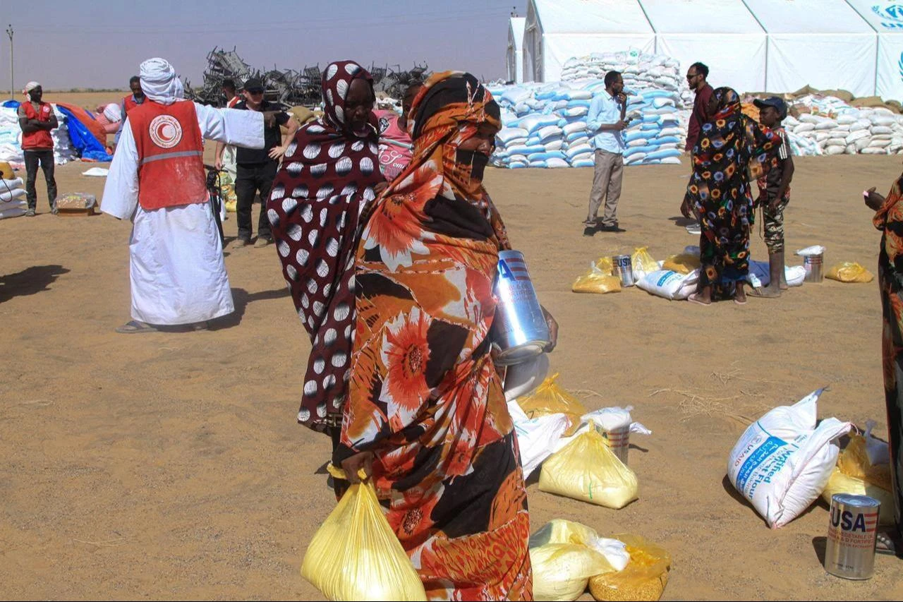 Sudanese women who fled El-Fasher receive humanitarian aid at the Al-Afad camp for displaced people in the town of Al-Dabba, northern Sudan, on November 25, 2025. (AFP Photo)
