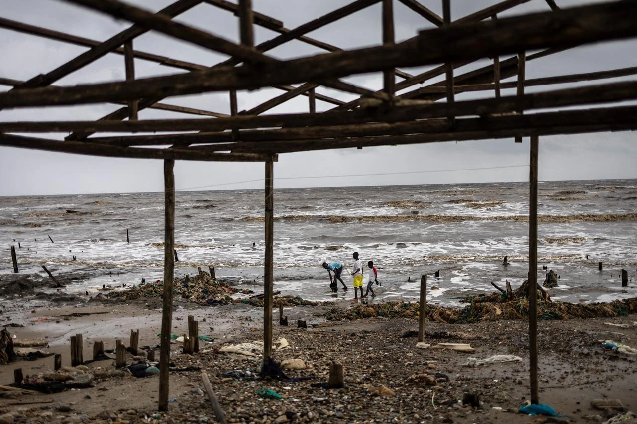 Rising seas erase Nigerian village founded on communal ideals