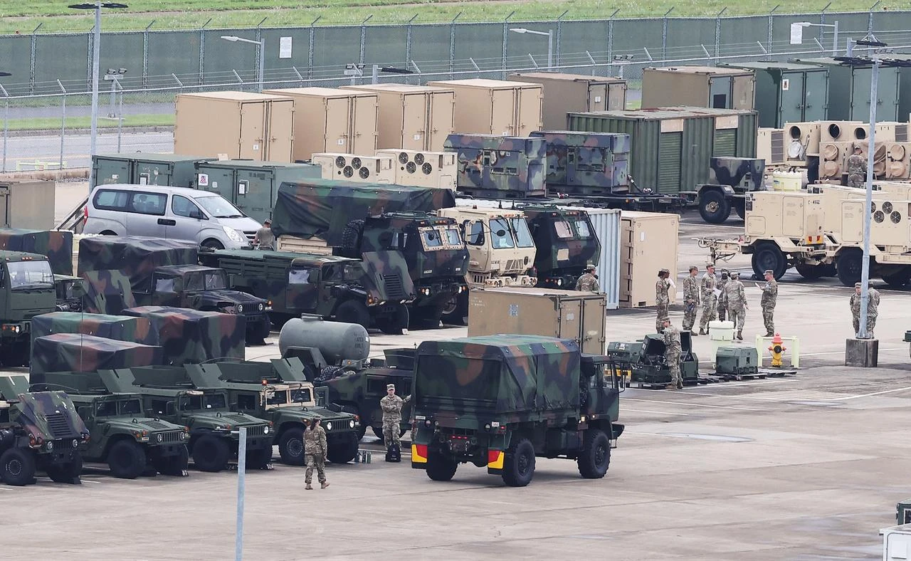 US soldiers are seen near military vehicles at Camp Humphreys in Pyeongtaek on August 17, 2026. (Photo by YONHAP / AFP)