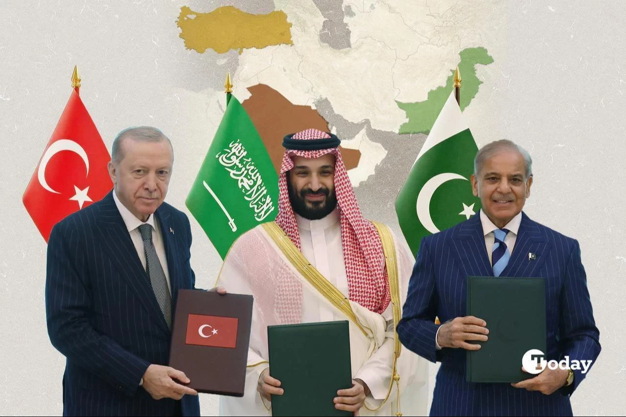 The image shows Saudi Crown Prince Mohammed bin Salman (C), Turkish President Recep Tayyip Erdogan (L) and Pakistani Prime Minister Shehbaz Sharif posing after signing the Mecca Joint Defence Agreement in Mecca, Saudi Arabia. (Collage by Türkiye Today/Zehra Kurtulus)