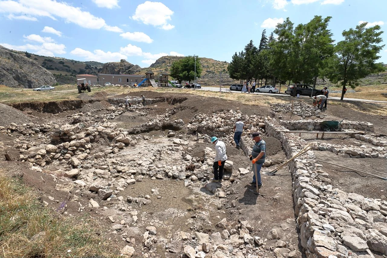 Workers restore stone walls in a 3,500-year-old Hittite neighborhood at the ancient city of Hattusa in Corum, central Türkiye. (AA Photo)