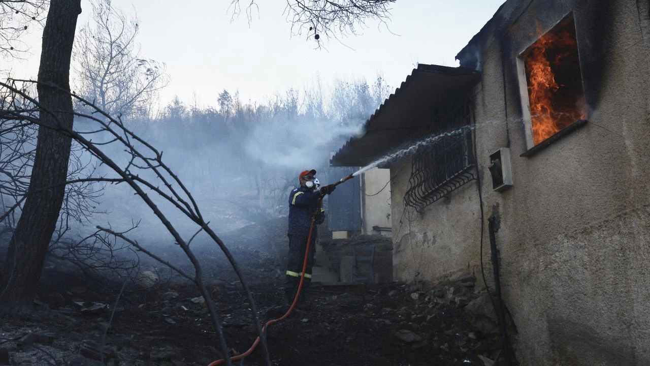 2 dead as wildfires force mass evacuation on Greek island 