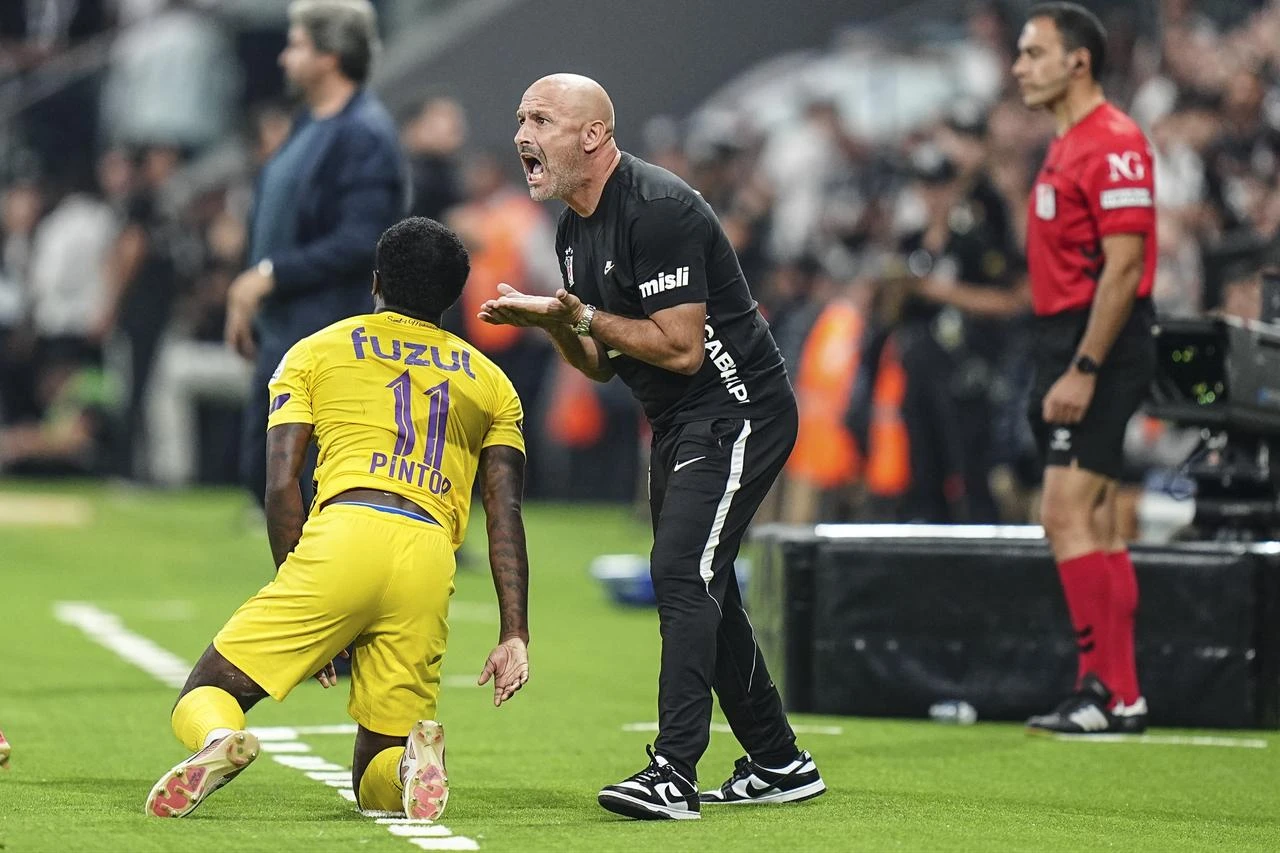 Head coach Vincenzo Italiano of Besiktas gives tactics to his players during the Turkish Super Lig week one football match between Besiktas and Eyupspor at Besiktas Stadium in Istanbul, Türkiye, Aug. 16, 2026. (AA Photo)