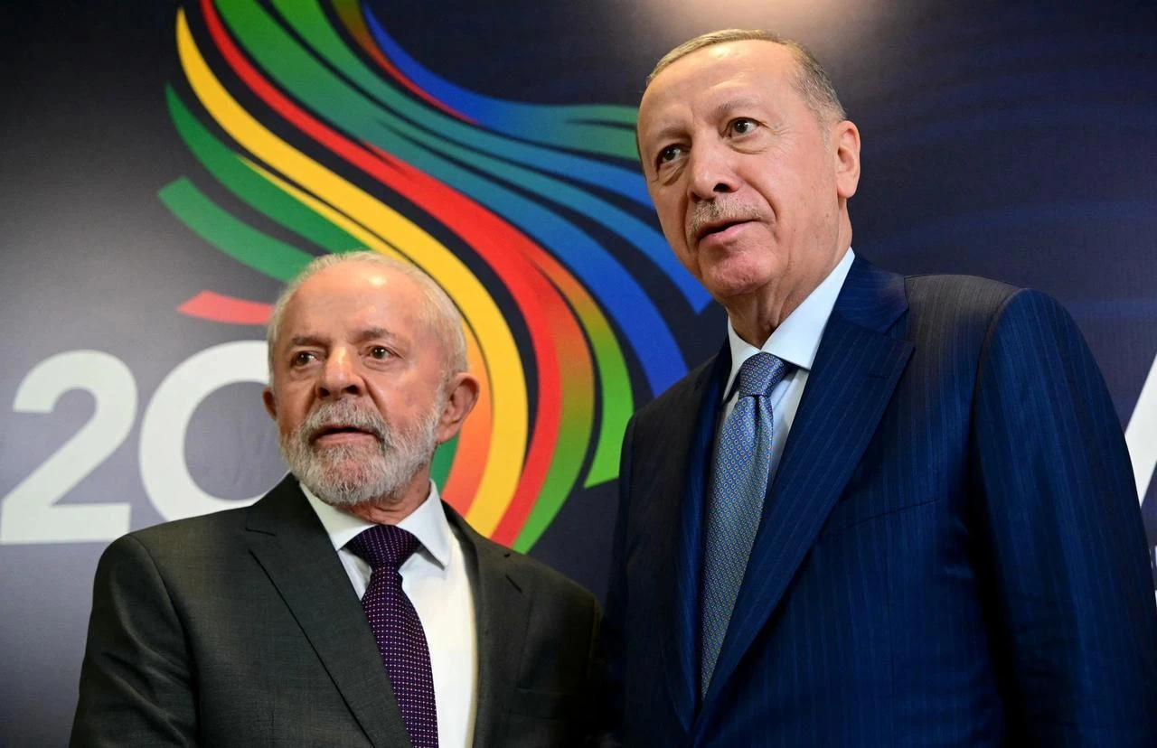 Brazilian President Luiz Inacio Lula da Silva (L) greets Türkiye's President Recep Tayyip Erdogan before a meeting in Rio de Janeiro on November 17, 2024, ahead of the G20 Summit. (AFP Photo)