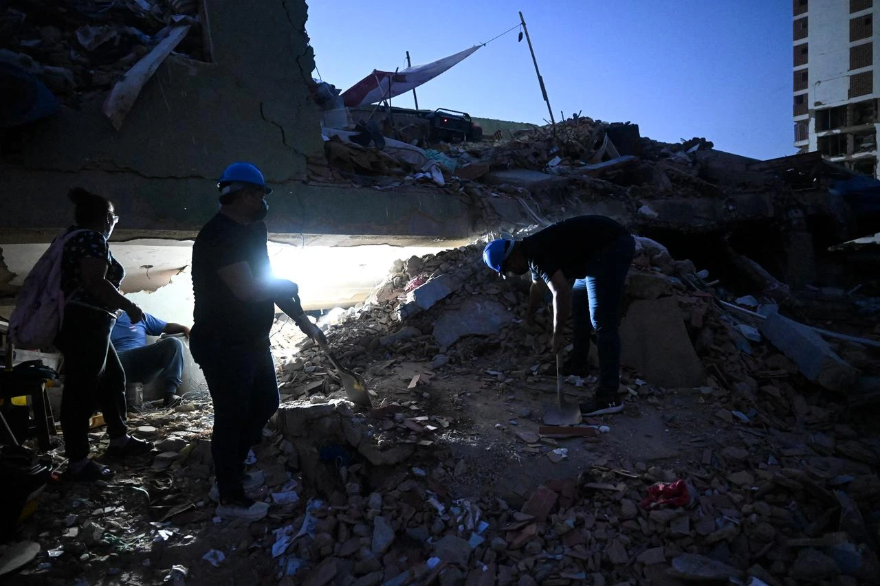 Rescue volunteers take part in the search for bodies amid the rubble 46 days after the 7.2 and 7.5 earthquakes in La Guaira, Venezuela, August 9, 2026. (AFP Photo)