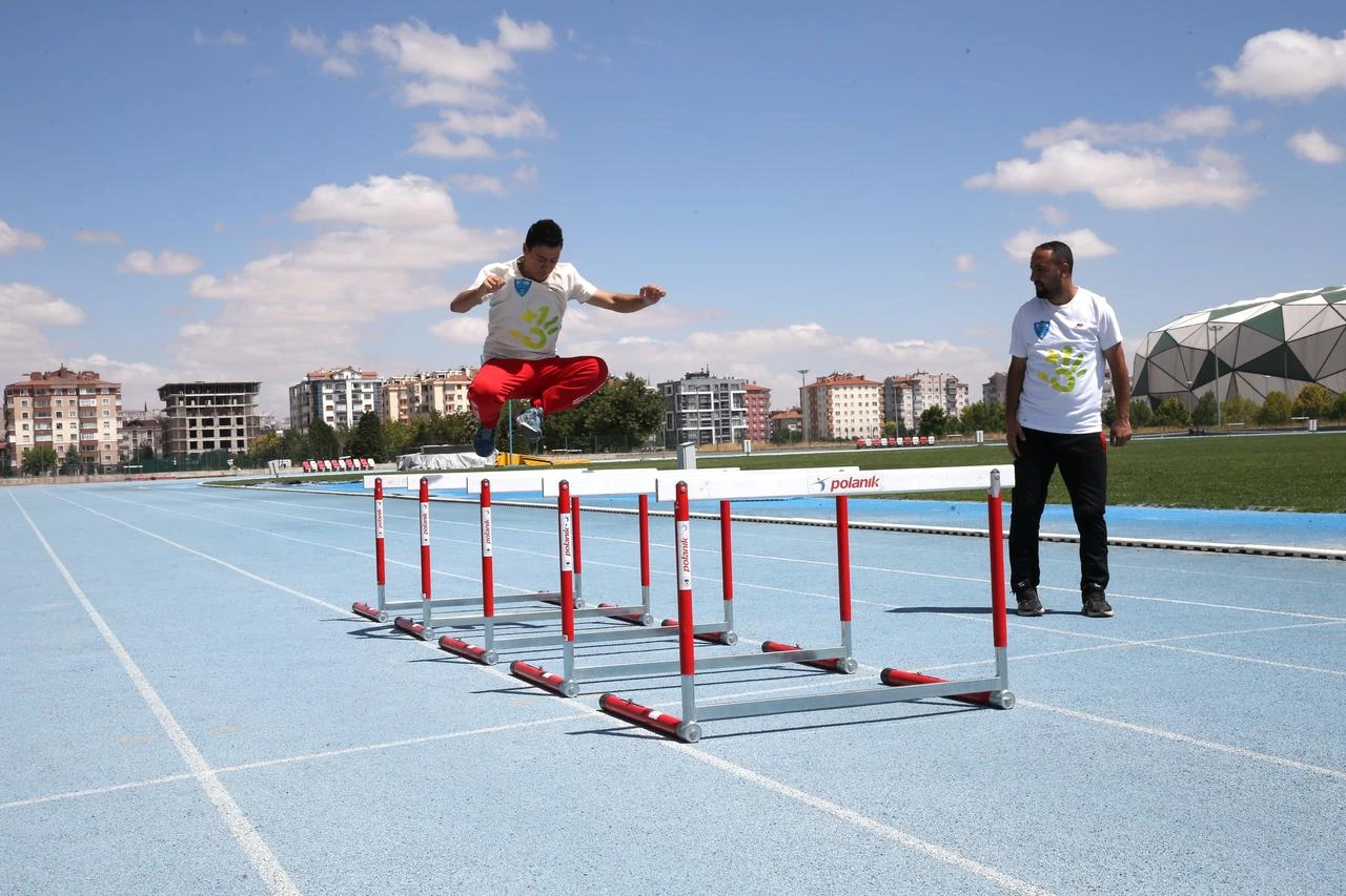 Turkish national athlete Muhammed Eren Uysal trains under the supervision of athletics coach Savaş Bağhan at the Konya Athletics Complex in Konya, Türkiye, Aug. 18, 2026. (AA Photo)