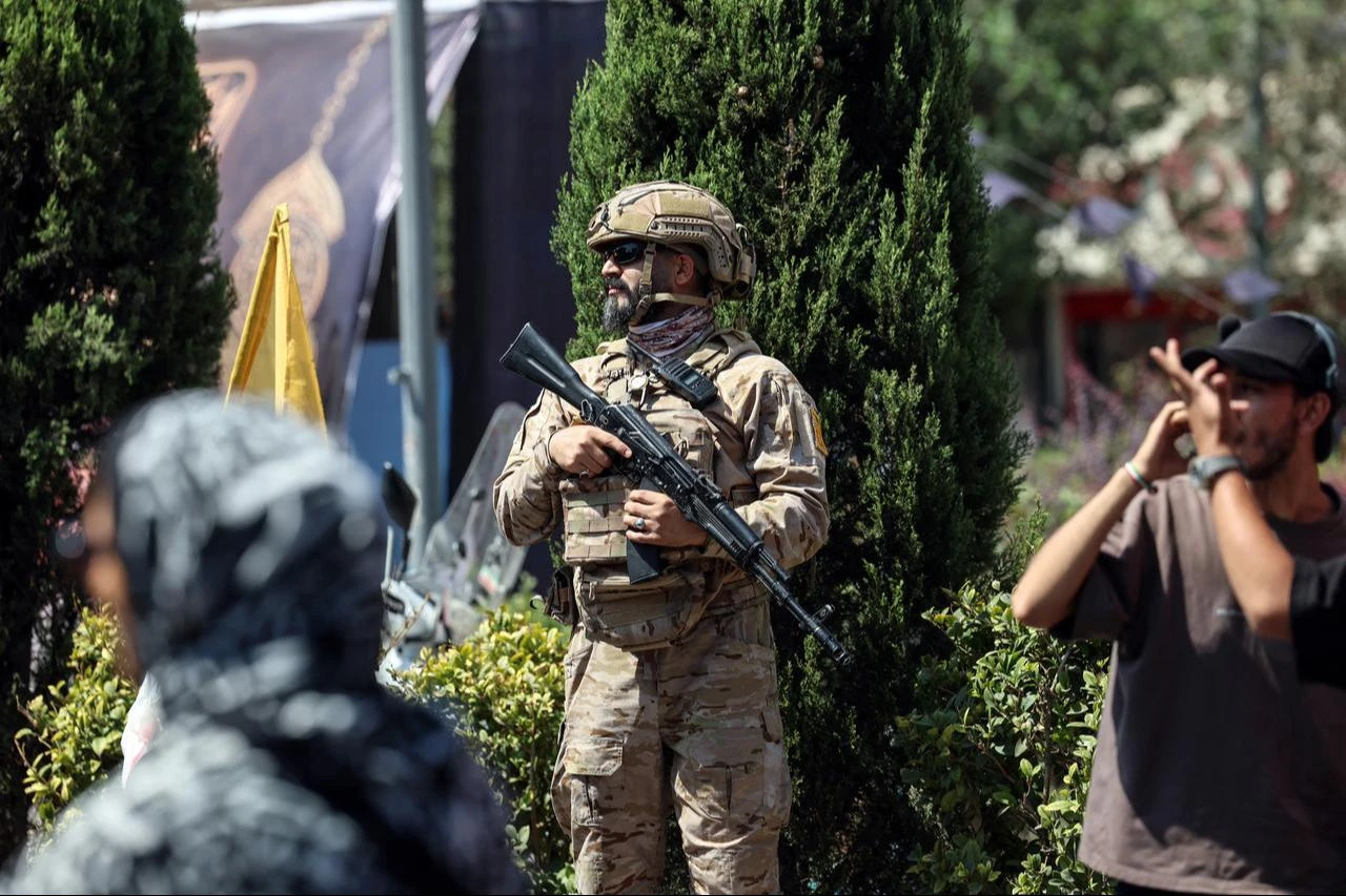 A member of the security forces stands guard as Shia Muslim devotees take part in a mourning procession marking Arbaeen in Tehran on August 4, 2026. (AFP Photo)