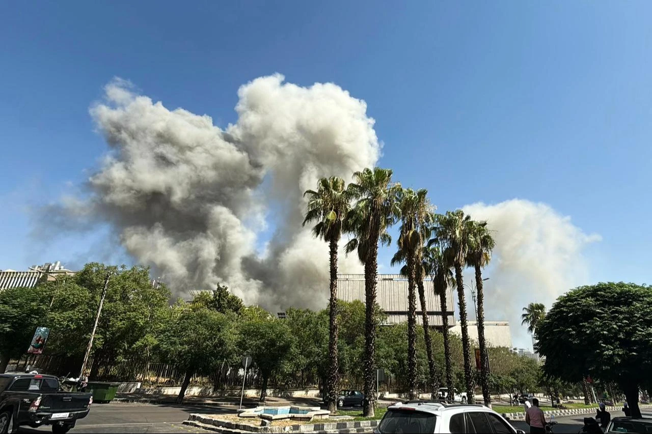 Smoke billows following Israeli strikes near the Syrian army and defense ministry headquarters in Damascus on July 16, 2025. (AFP Photo)
