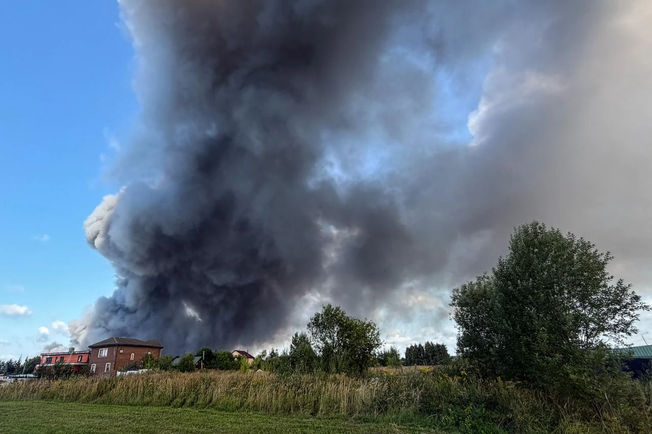 Smoke rises during a fire at Russian e-commerce firm Wildberries' logistics complex near the town of Podolsk, outside Moscow on August 16, 2026. (AFP Photo)