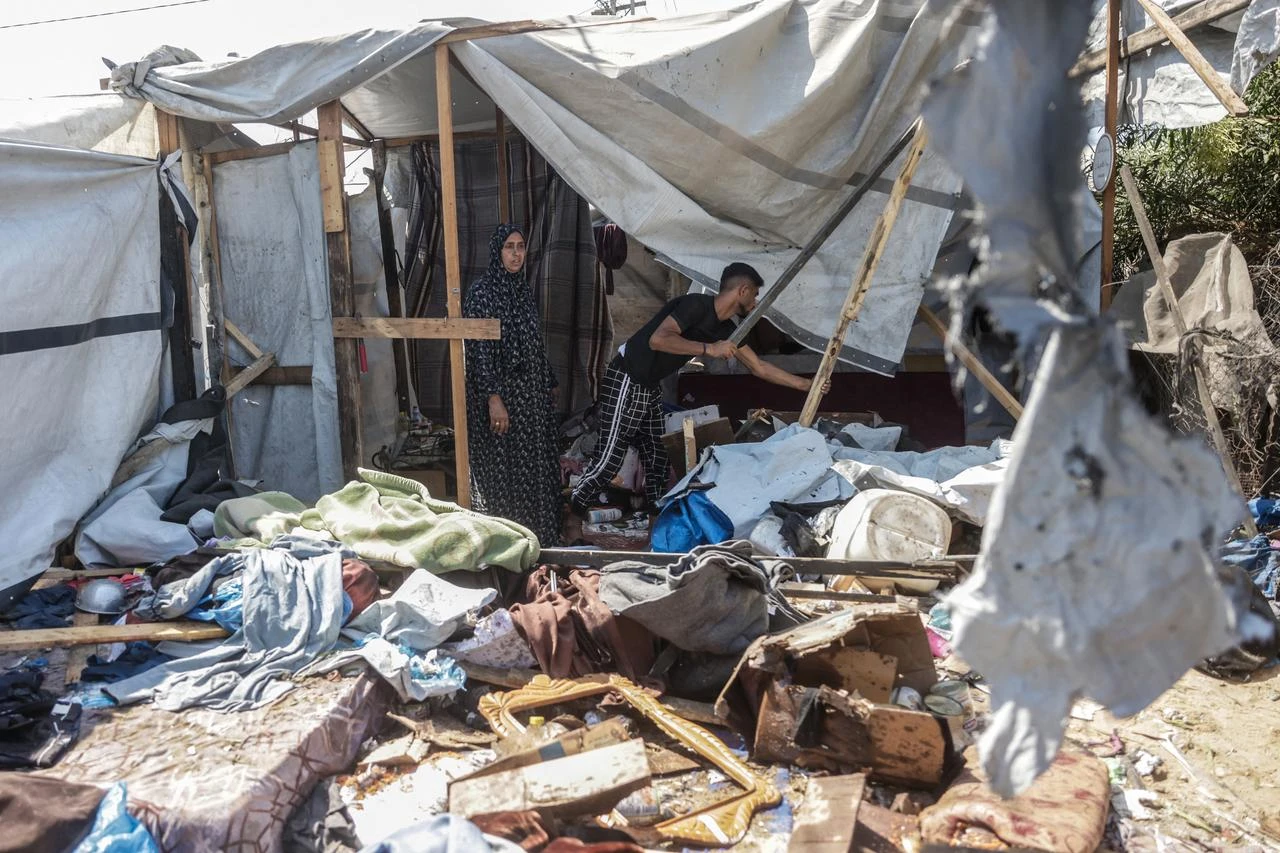 Displaced Palestinians inspect the damage at the site of an alleged Israeli strike on a tent in Khan Yunis, in the southern Gaza Strip, on August 16, 2026. (AFP Photo)
