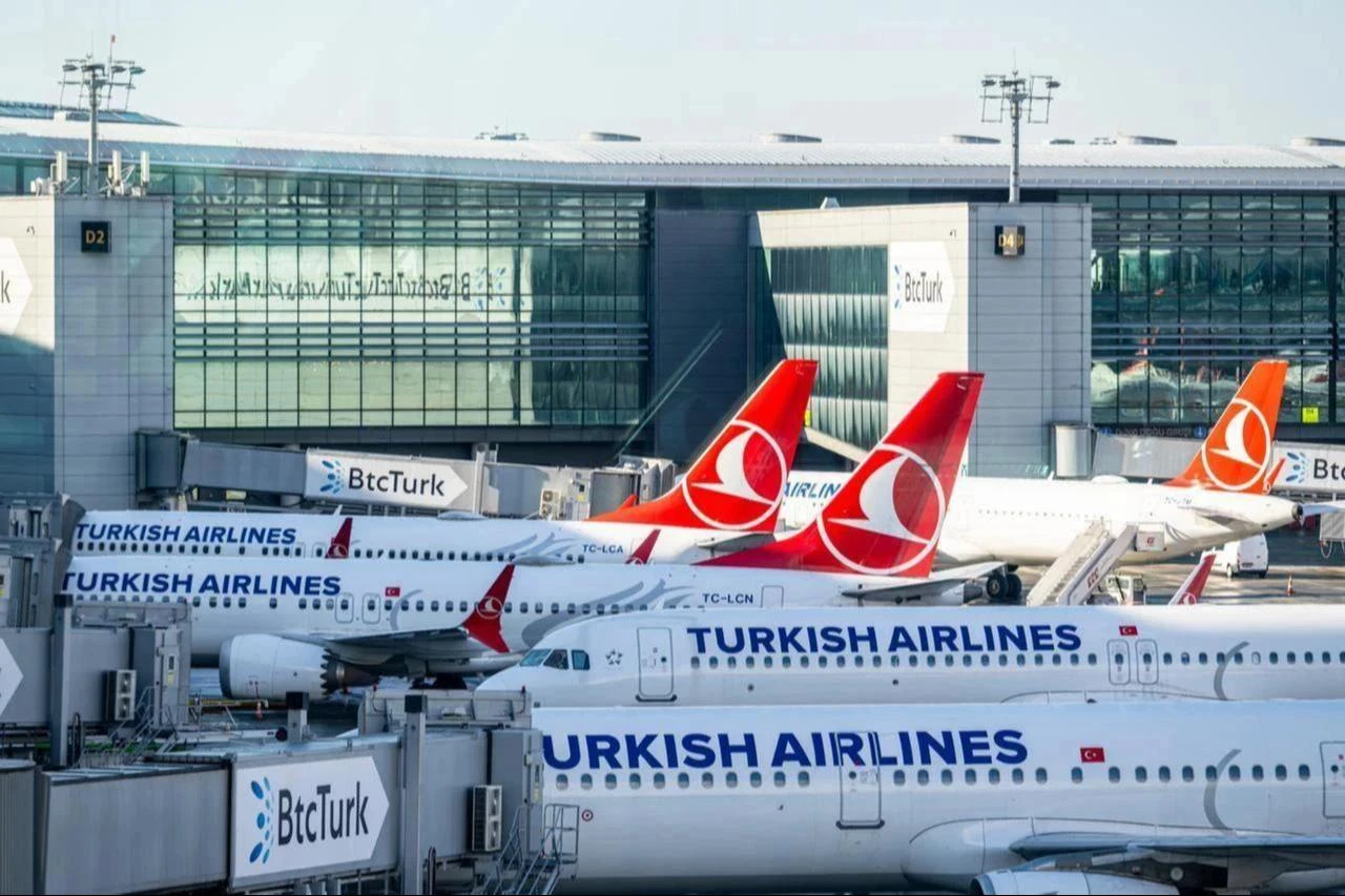 Turkish Airlines aircraft are parked at terminal gates at Istanbul Airport in Istanbul, Türkiye, Jan. 1, 2026. (Adobe Stock Photo)