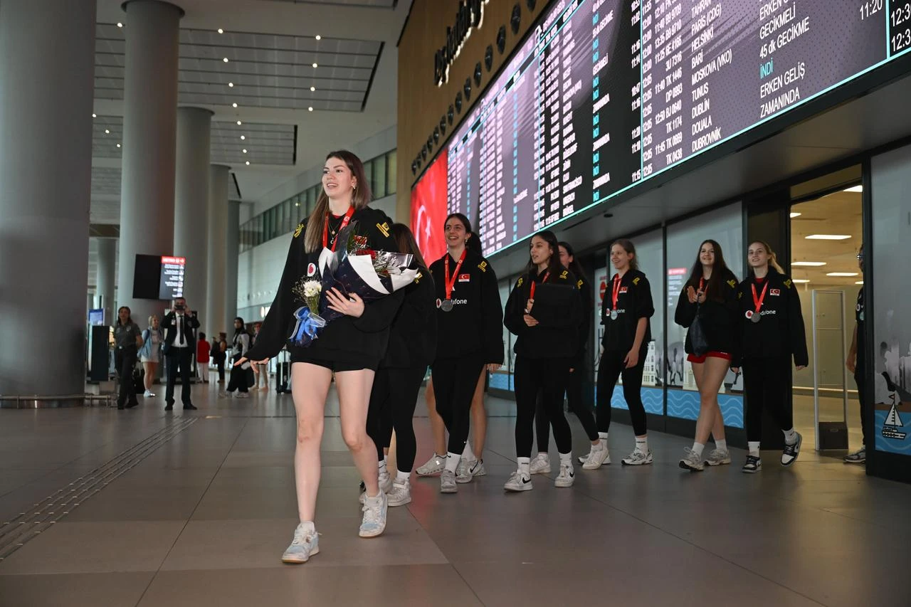 Members of Türkiye's U17 women's national volleyball team arrive at Istanbul Airport after finishing runners-up at the 2026 FIVB Girls' U17 World Championship in Santiago, Chile, Istanbul, Türkiye, Aug. 18, 2026. (AA Photo)