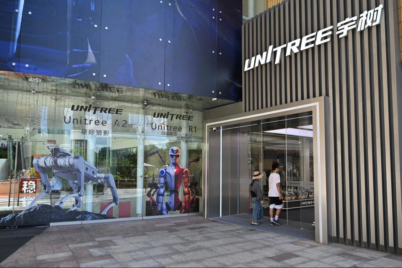 People visit the Unitree Robotics Embodied Intelligence Experience Center in the Jing'an district in Shanghai, August 19, 2026. (AFP Photo)