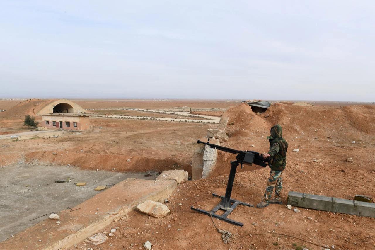 A member of Syrian government forces, stands guard the Abu Duhur military air base area in Idlib province, on January 21, 2018. (AFP Photo)