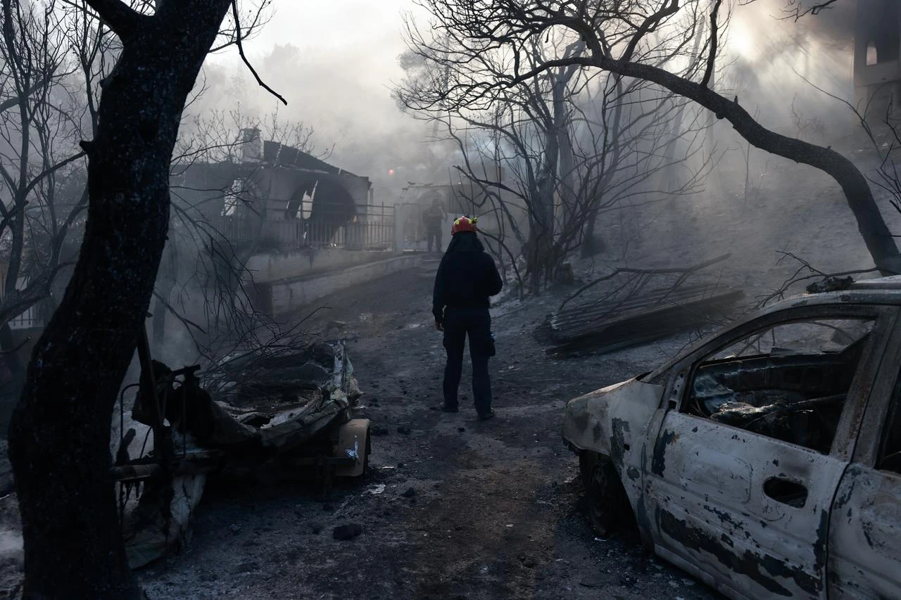 Greek wildfires destroy 30,000 hectares as climate crisis deepens Image