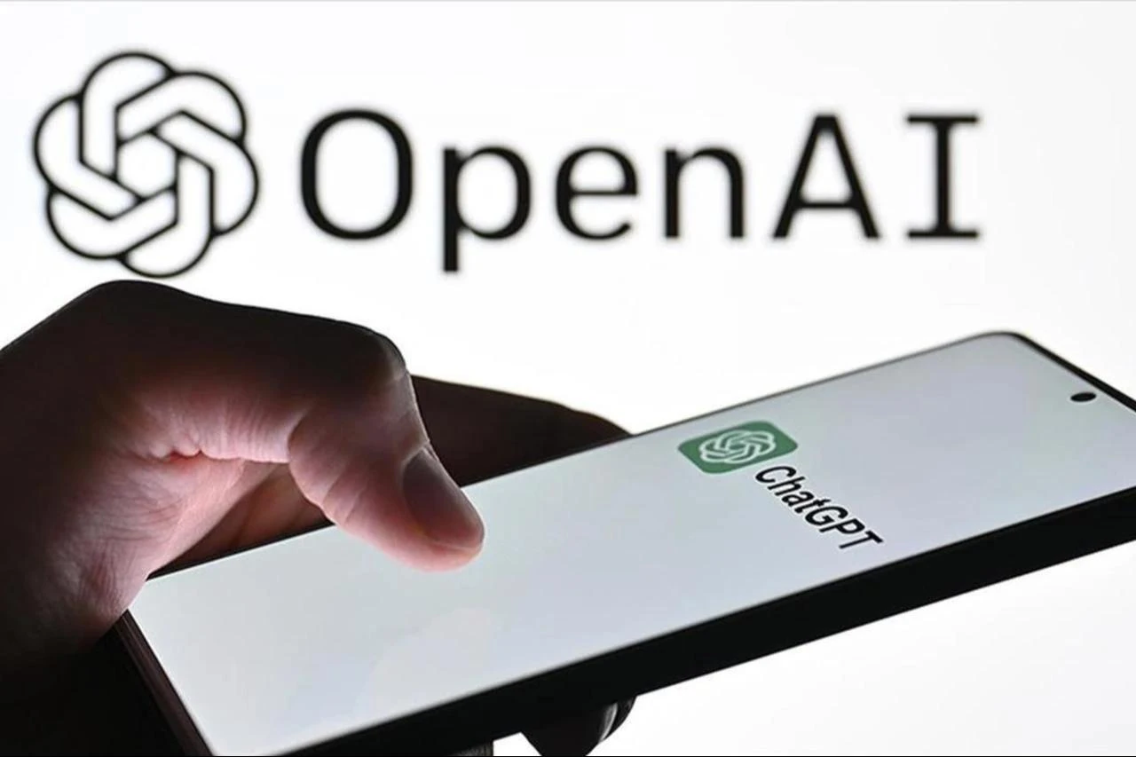 In the photo, a user holds a smartphone displaying ChatGPT. (AA Photo)