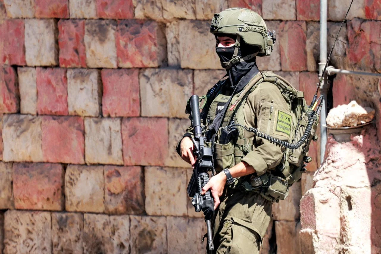 An Israeli army soldier stands guard with a rifle during a military operation in Nablus in the occupied West Bank on August 2, 2026. (AFP Photo)