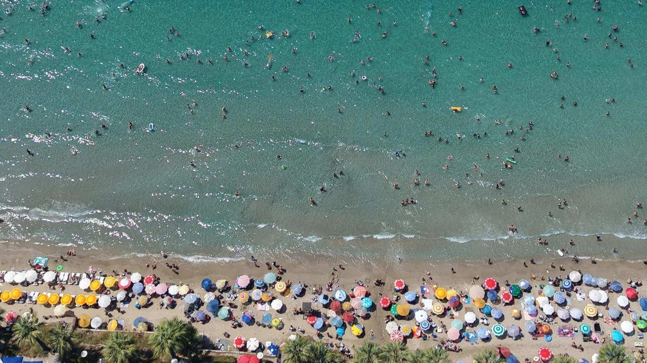 Antalya and Kusadasi beaches become a refuge from heat