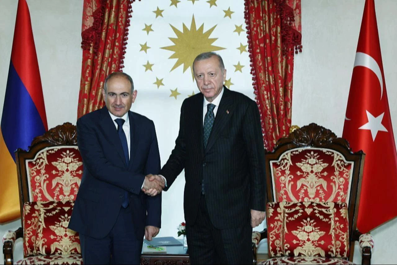 President Recep Tayyip Erdogan (R) receives Armanian Prime Minister Nikol Pashinyan at Dolmabahce Presidential Office in Istanbul, Türkiye, June 20, 2025. (AA Photo)