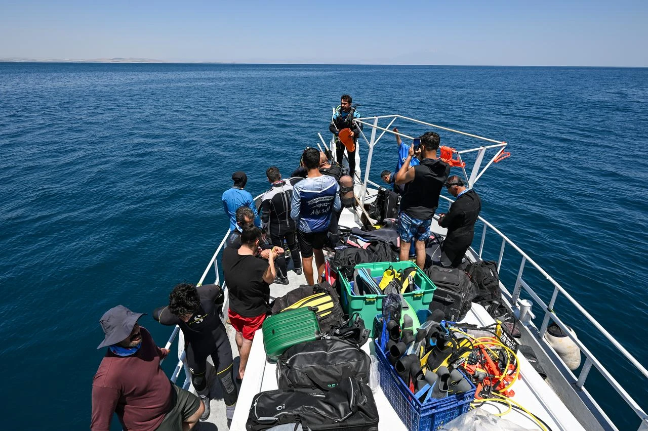 Divers team getting ready to dive into Lake Van. (AA Photo)