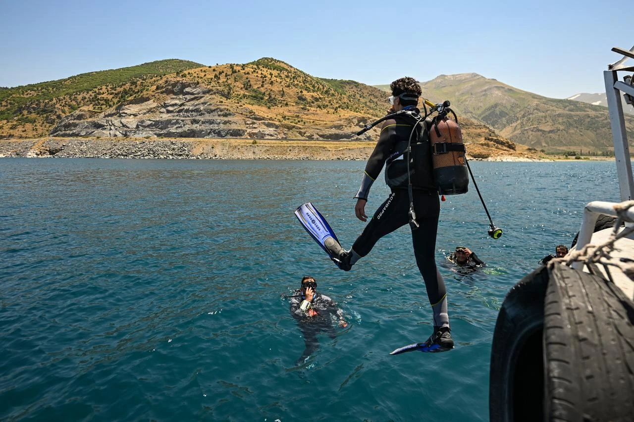 Diver jumping into Lake Van. (AA Photo)
