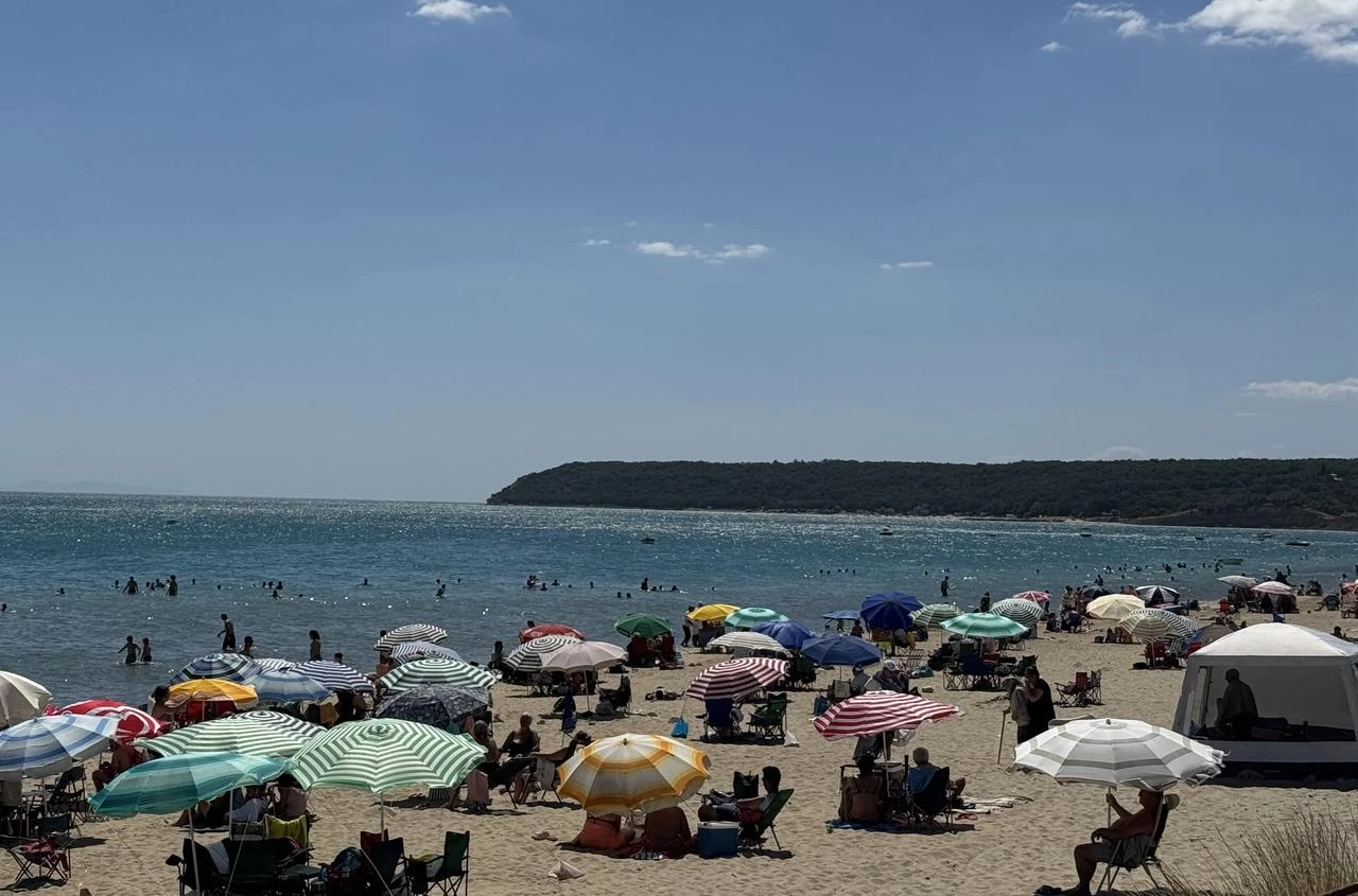 Swimmwes a sandy beach in Edirne, Türkiye. (AA Photo)
