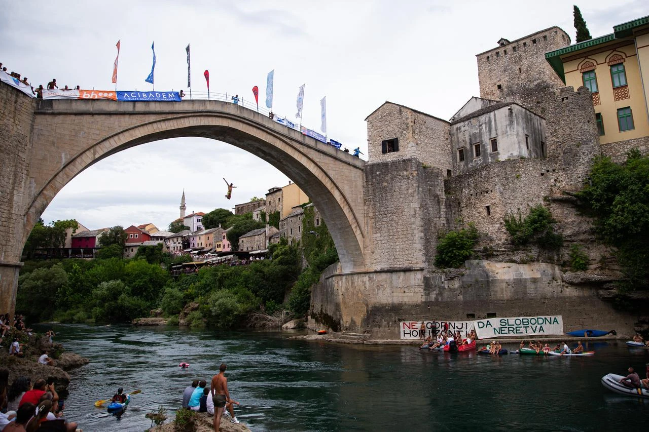 Historic Mostar bridge hosts decisive World Series diving stop Image