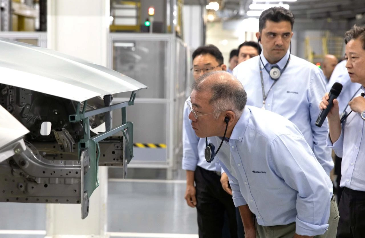 Photo shows Hyundai Motor Group Executive Chair Chung Eui-sun inspects the Ioniq 3 production line with employees at Hyundai Motor's plant in Izmit, Türkiye, July 30, 2026 (Hyundai Motor Group Photo via The Korea Hearld)