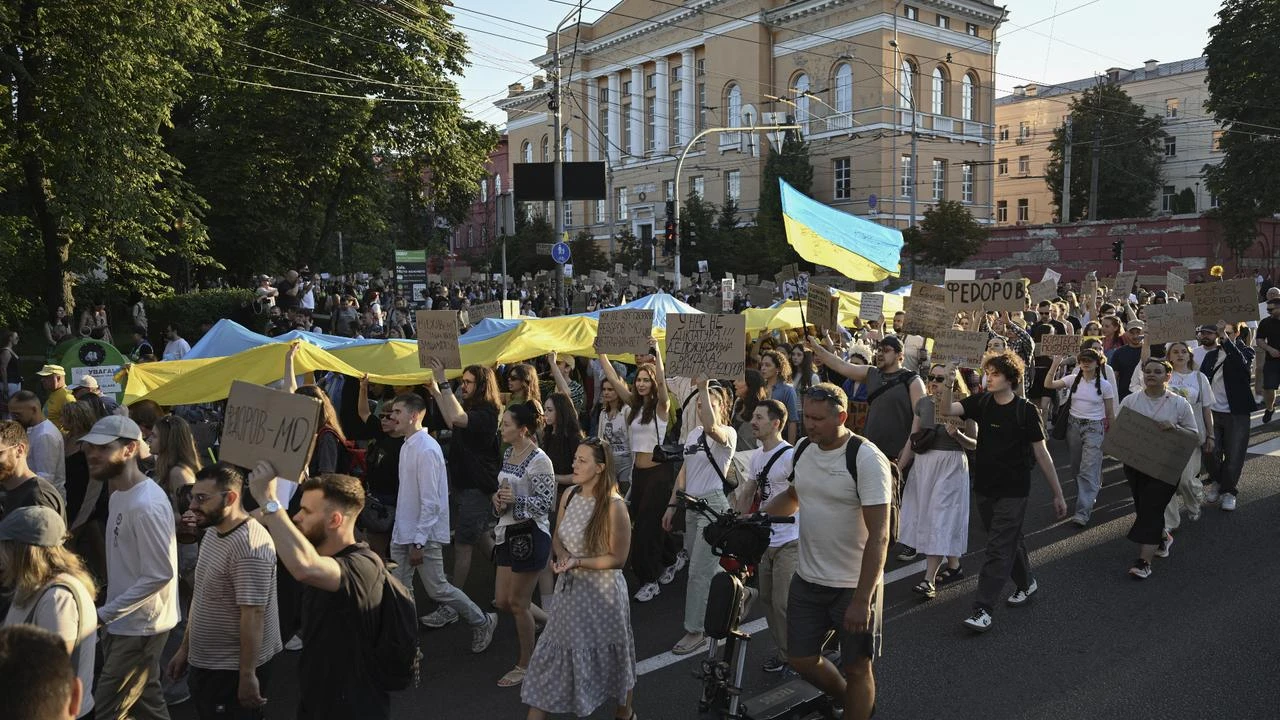 Kyiv protesters demand return of sacked defense minister Fedorov