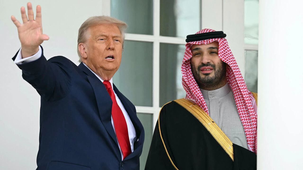 US President Donald Trump and Crown Prince and Prime Minister of the Kingdom of Saudi Arabia Mohammed bin Salman wave as they walk down the Colonnade on the way to the Oval Office of the White House in Washington, DC, Nov. 18, 2025. (AFP Photo)