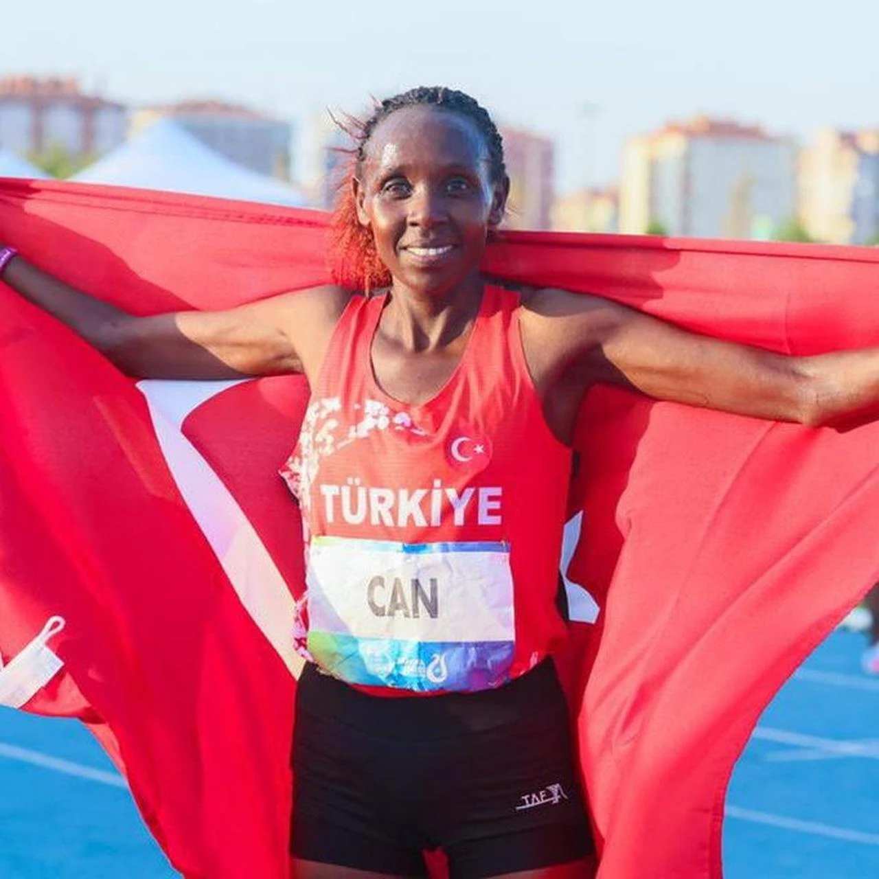 Yasemin Can posing with the Turkish flag after race. (Photo via X/@trtspor)