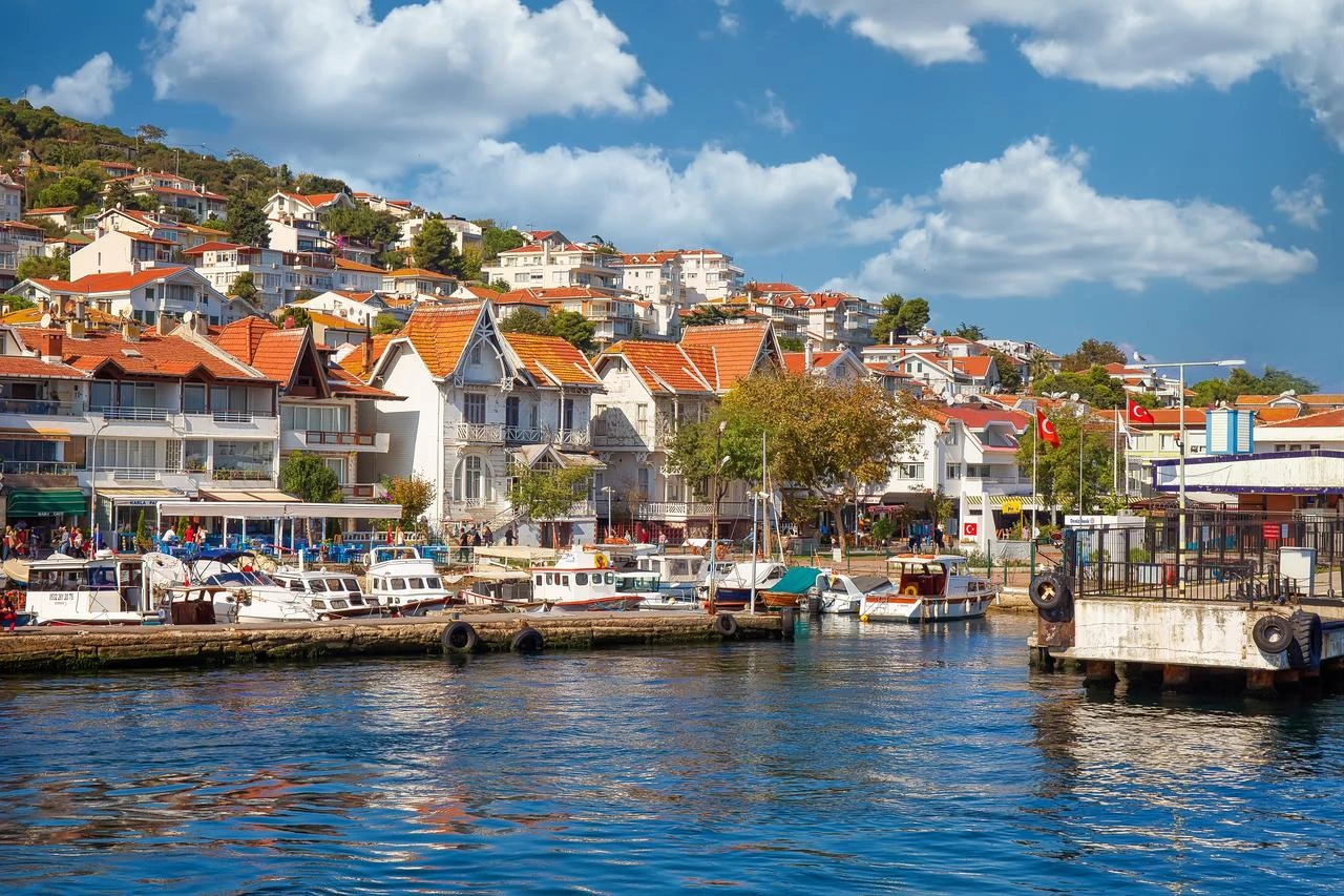 Waterfront houses and boats along the shore of Istanbul's Princes' Islands in the Sea of Marmara. (Adobe Stock Photo)