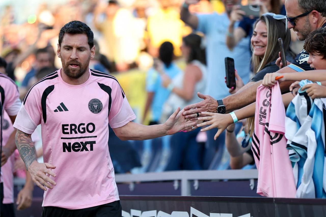 Lionel Messi greets fans before taking the pitch to face the Philadelphia Union at Subaru Park on August 19, 2026. (AFP Photo)