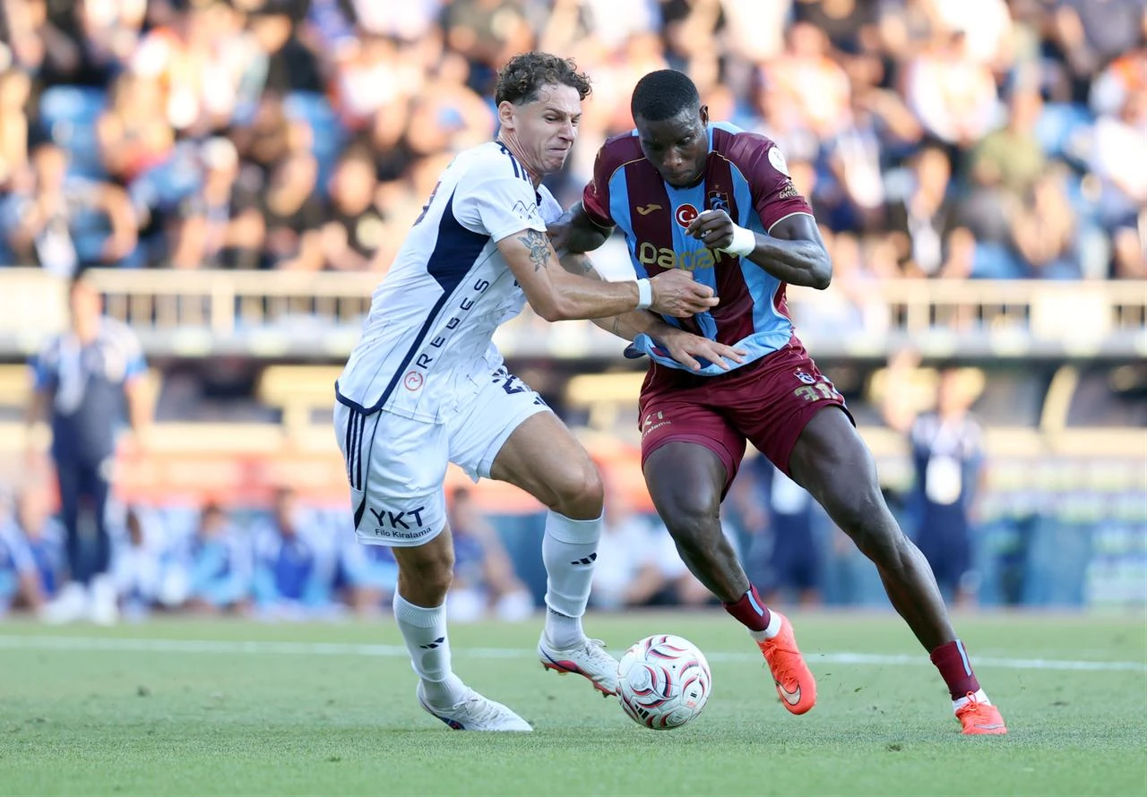 Ilie (L) of Kasimpasa in action against Onuachu (R) of Trabzonspor during the Turkish Super Lig week 1 match between Kasimpasa and Trabzonspor at Recep Tayyip Erdogan Stadium in Istanbul, Türkiye, August 15, 2026. (AA Photo)