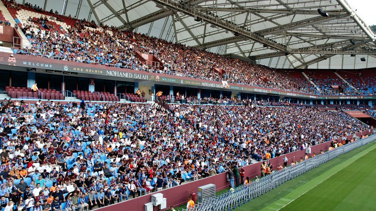 Fans attend the signing ceremony held by Trabzonspor for newly recruited Egyptian footballer Mohamed Salah at Papara Park in Trabzon, Türkiye on August 6, 2026. (AA Photo)