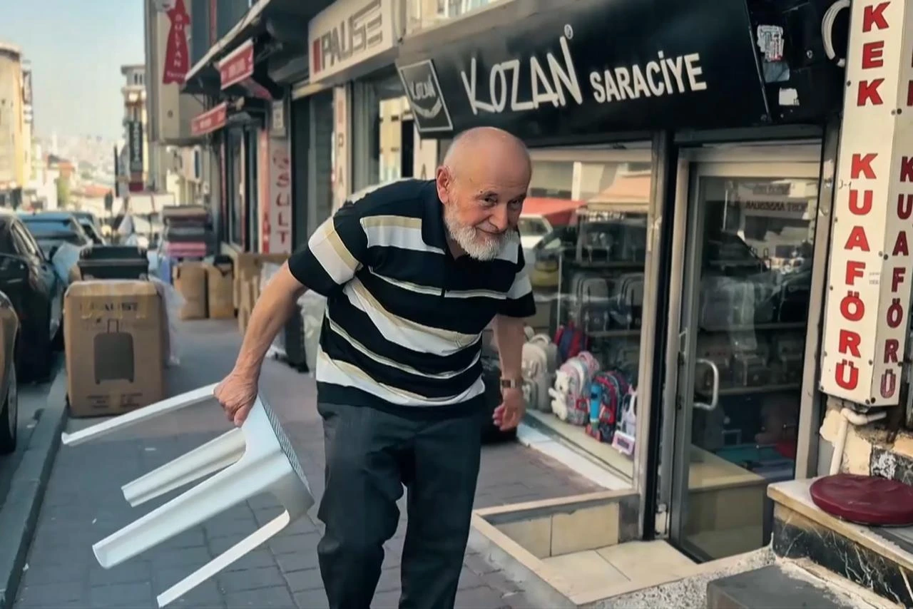 Cemal Akca, who has spent 62 years working as a barber, walking towards his shop in Eminonu, Istanbul. (AA Photo)