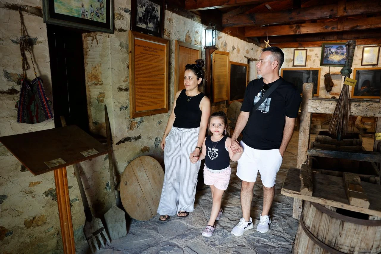 Visitors tour the Kerimoglu Turkusu House. (AA Photo)