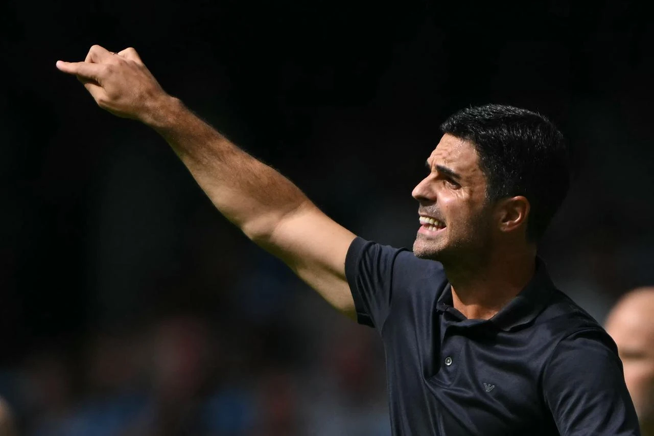 Arsenal's manager Mikel Arteta gestures on the touchline during the English FA Community Shield football match between Arsenal and Manchester City on August 16, 2026. (AFP Photo)