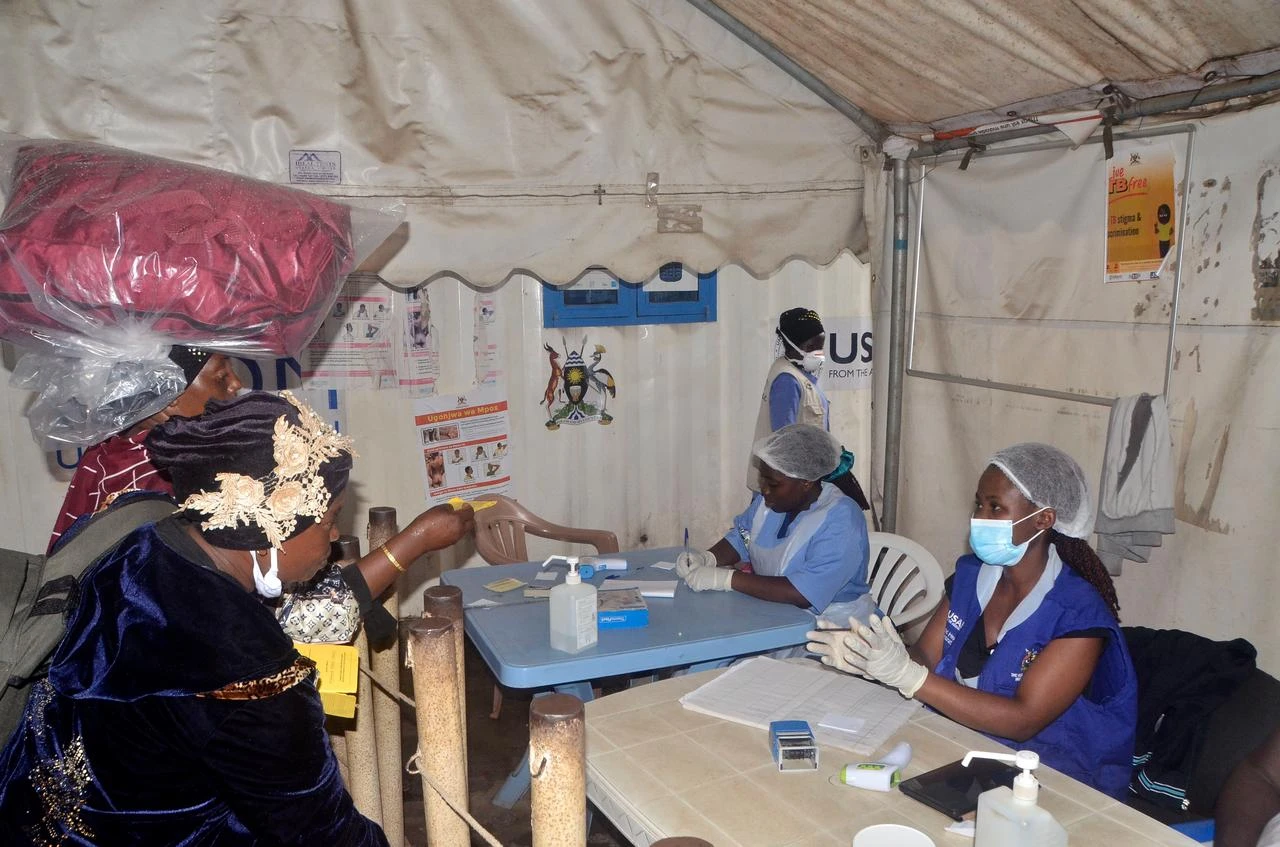 Health workers receive travelers at an Ebola screening point at the Mpondwe Border Crossing in Uganda, May 23, 2026.(AA Photo)