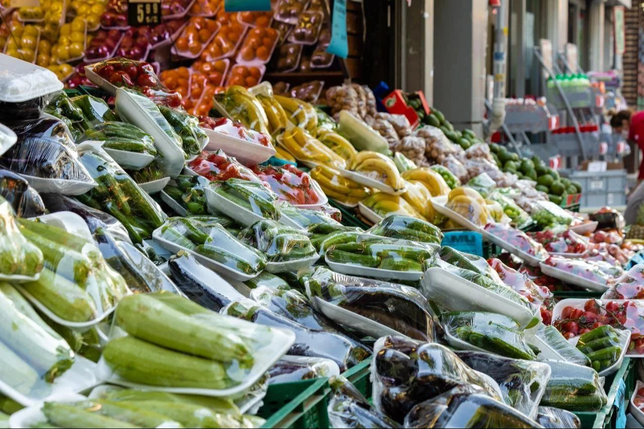 Fresh vegetables and fruits are displayed at a supermarket in Istanbul, Türkiye. (Adobe Stock Photo)