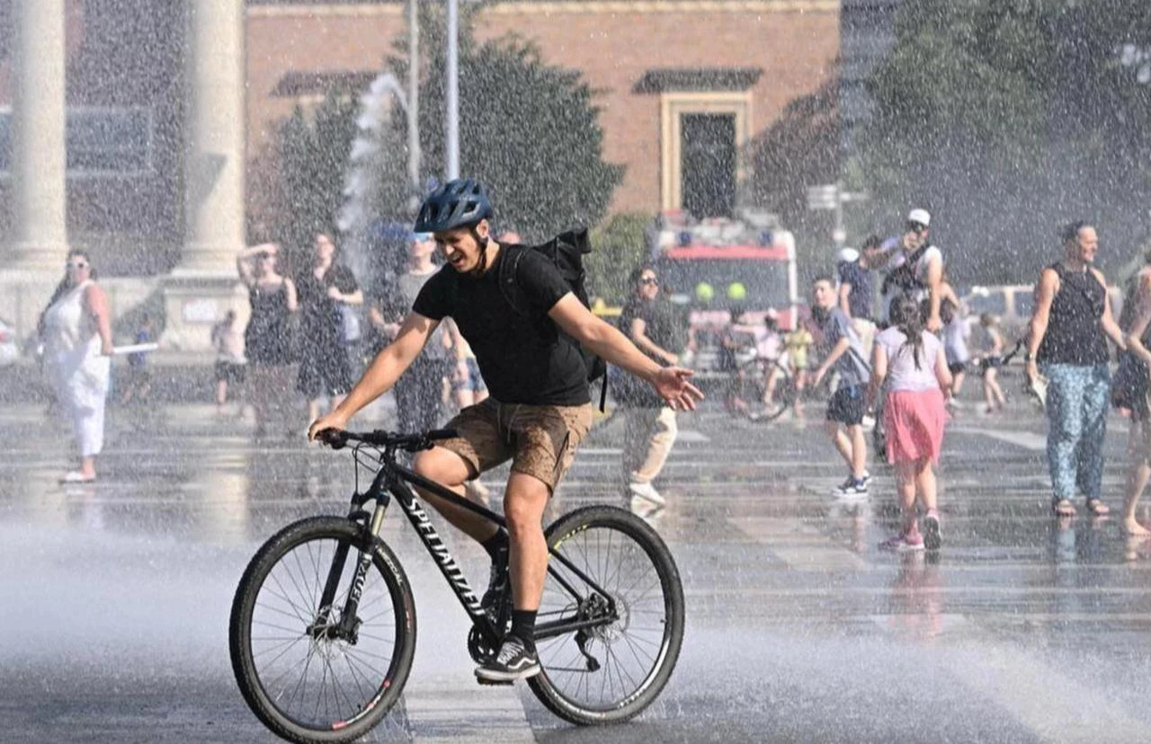Police use water cannon to cool down people in Budapest's Heroes' Square during an extreme heat wave, June 30, 2026. (AFP Photo)