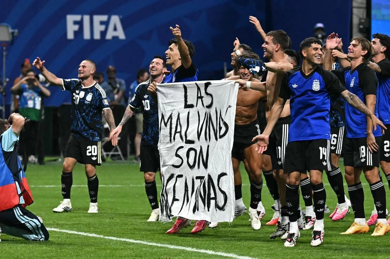 Argentina's players hold a banner reading "The Malvinas (Falkland Islands) belong to Argentina," after winning the 2026 World Cup football tournament semi-final match between England and Argentin in Atlanta, US, July 15, 2026. (AFP Photo)