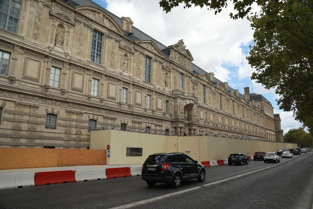 Temporary security fencing lines the exterior of the Louvre Museum following a jewelry theft, Paris, France, Aug. 20, 2026. (AA Photo)